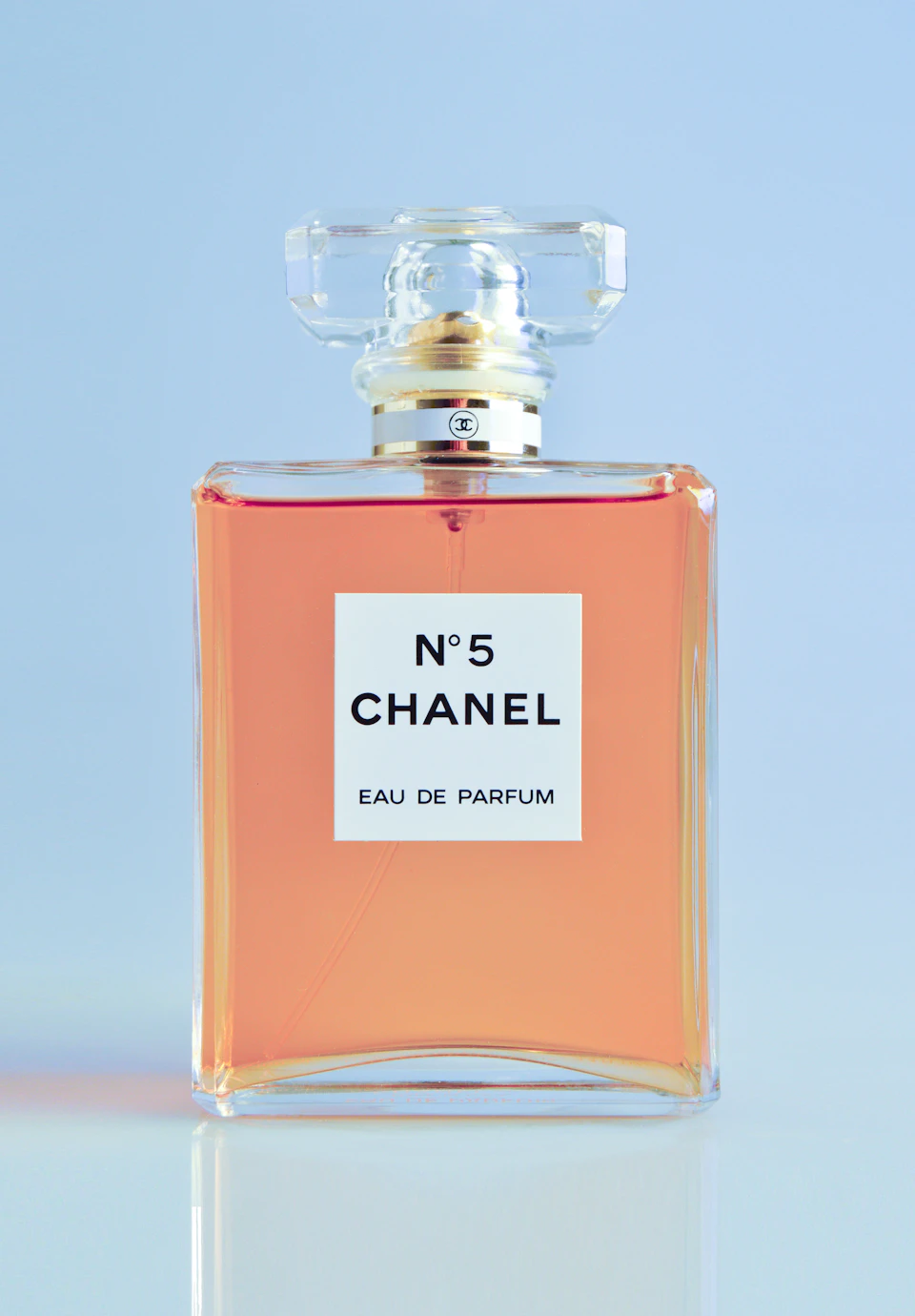 Photographie d’ambiance : un flacon de parfum en lumière naturelle.