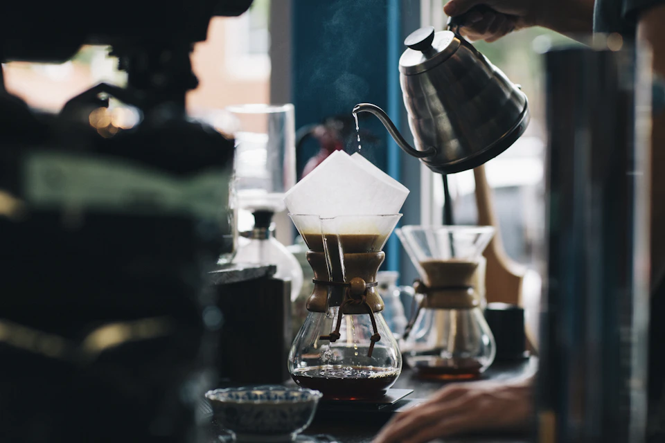 Photographie d’ambiance : une tasse de café, évocation d’une pause.