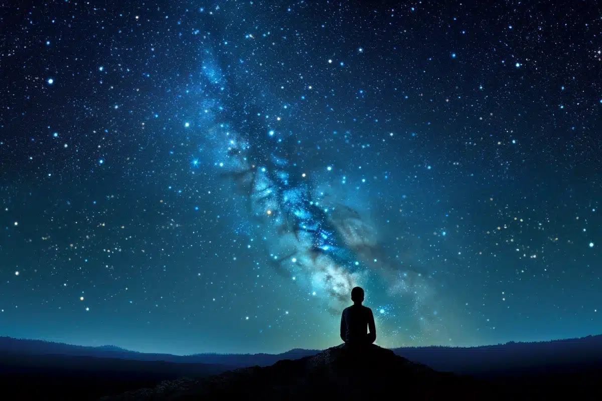 Photographie hypnotique et réaliste d'une figure solitaire sous un ciel nocturne captivant, symbolisant l'astrologie des signes du zodiaque célibataires.