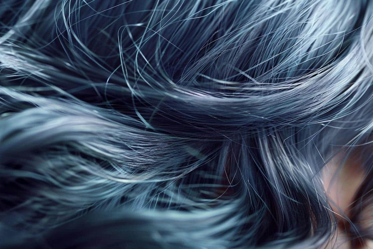 Coloration bleue puissante pour couvrir les cheveux blancs avec élégance.