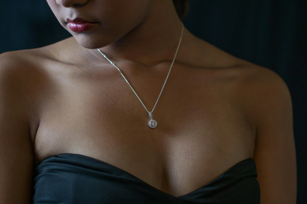 Bijoux et collier pour les robes noires