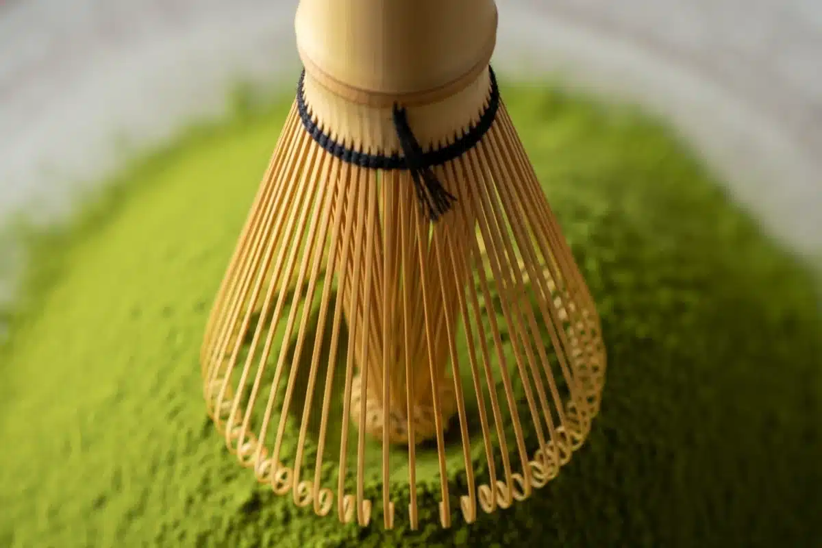 Poudre de matcha verte et fouet en bambou traditionnel